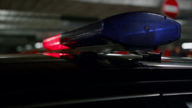 红色的蓝色的灯发光的警察车塞壬照明屋顶车辆